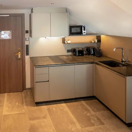 Vier & Restaurant Aparthotel 4*